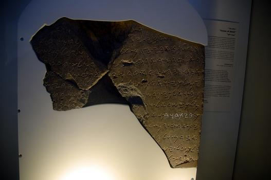 De stèle van Tel Dan is te zien in het Israël Museum. Foto: © Alfred Muller 