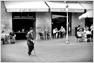 ALMU20101022_2173 Bedelende man met stok voor Cafe Hillel BW-2
