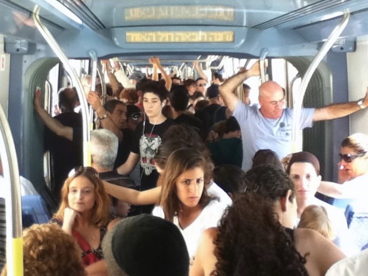 ALMU20110819_2308 Passagiers op eerste dag tram-1