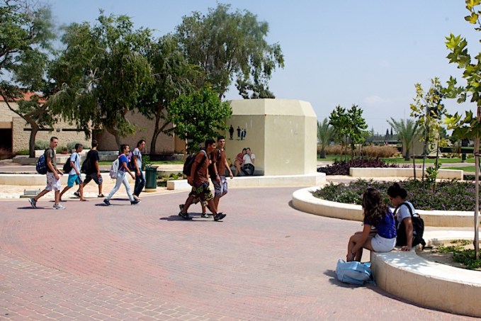 Op het schoolplein van de Nofei Habsor School in het Eshkol gebied staan bunkers waar de leerlingen heen kunnen vluchten bij luchtalarm. Foto: © Alfred Muller