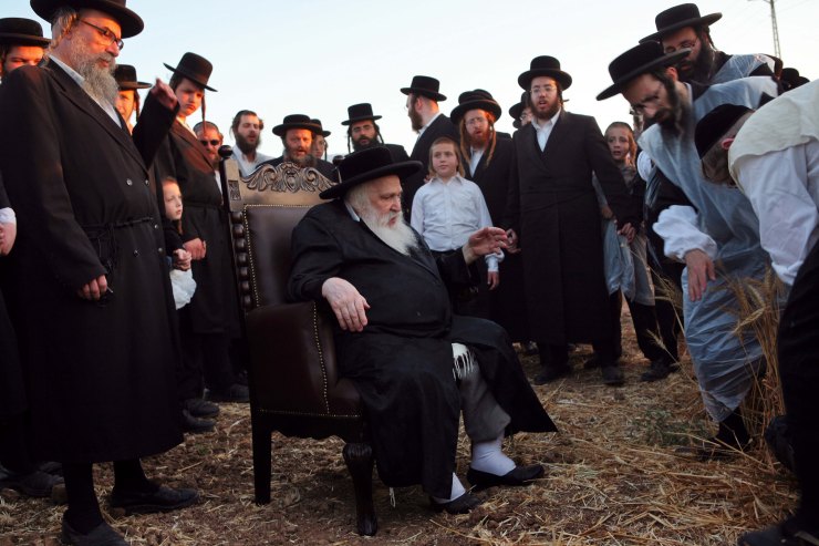 De Admor (acroniem voor 'onze meester, leraar en rabbijn') van de Shomrei Emunim Chassidiem tijdens de tarweoogst voor de matzes, die tijdens Pesach worden gegeten. Komemiyyut, 2007. Foto: Menahem Kahana, Israël Museum. 
