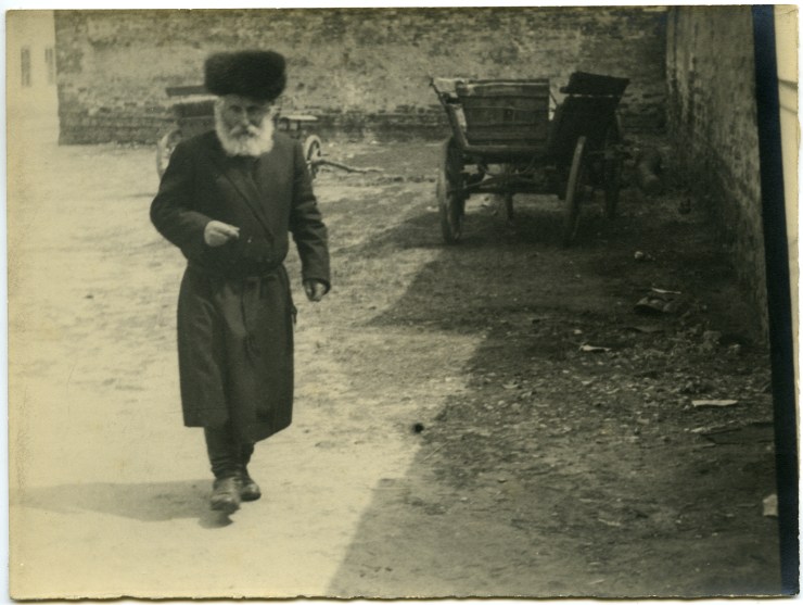 6 Anatol Antoni Węcławski, Hasidic Jews in a Warsaw street, 1930s