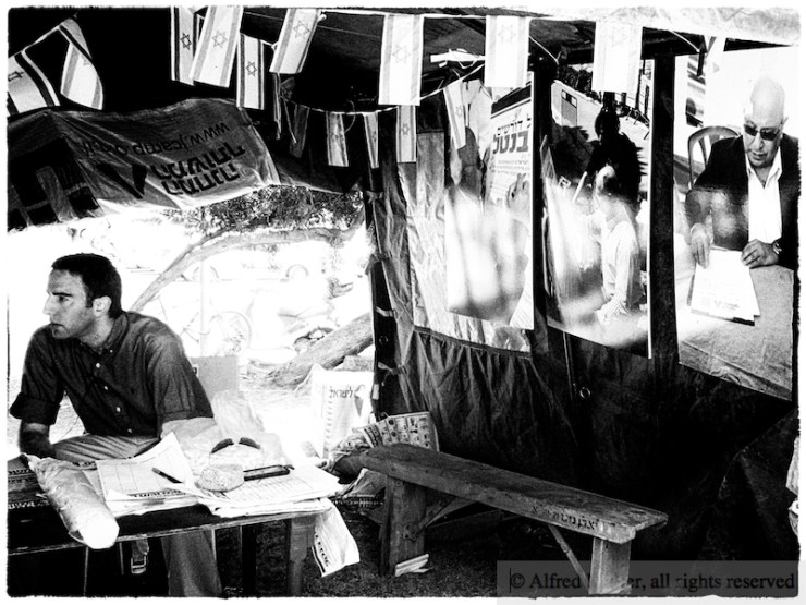Activisten in een protesttent bij het Arlosoroff treinstation in Tel Aviv eisen dat iedereen dienstplicht vervult. Foto: © Alfred Muller.
