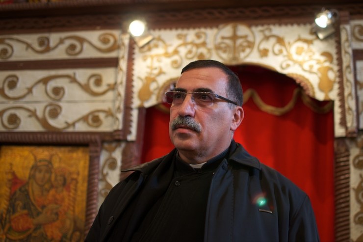 Pater Nadeem Shakour laat de kerk zien in Mi'ilya. Foto: © Alfred Muller 