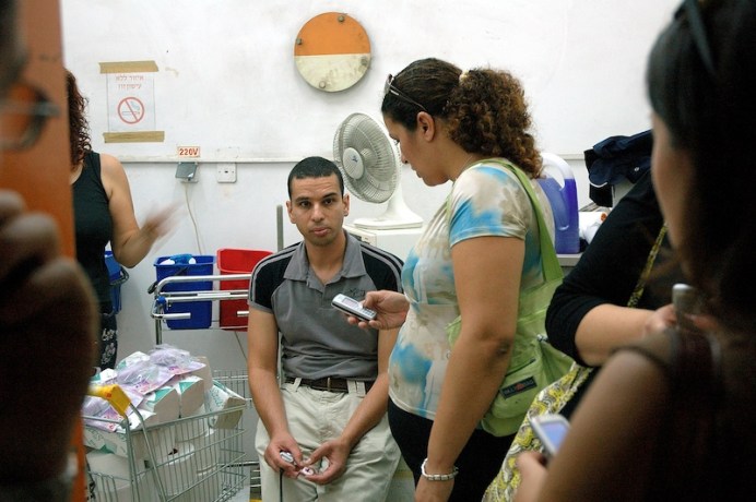Israëliërs wachten op het alles veilig sein in een schuilkelder tijdens een raketaanval van Hezbollah op Haifa in 2006. Foto: © Alfred Muller 