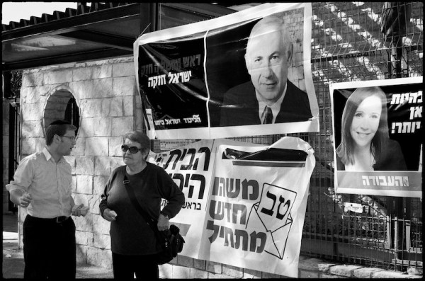 Partijactivisten voor een portret van Netanyahu. Foto: © Alfred Muller 