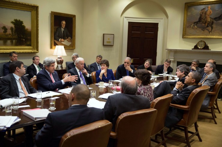 De Amerikaase minister van Buitenlandse Zaken John Kerry tegenover president Barack Obama. Beiden worden in Israël verwacht. Foto: United States Government network. 