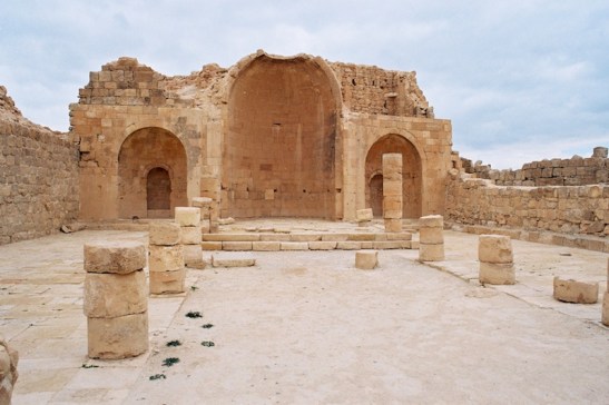 Een kerk in Shivta in de Negev. Foto: © Alfred Muller. 