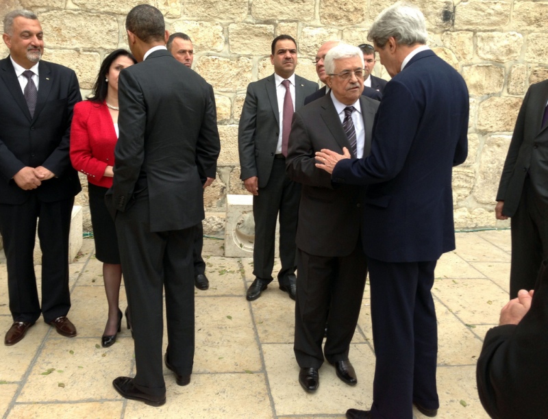 Bethlehems burgemeester Vera Baboun begroet de Amerikaanse president Barack Obama en de Palestijnse president Mahmoud Abbas begroet de Amerikaanse minister John Kerry bij aankomst bij de Geboortekerk. Foto: State Department. 