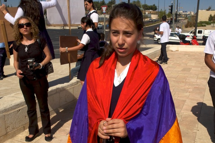 Een Armeens meisje demonstreerde in 2007 voor erkenning van de Armeense genocide voor het ministerie van Buitenlandse Zaken in Jeruzalem. Foto: © Alfred Muller 