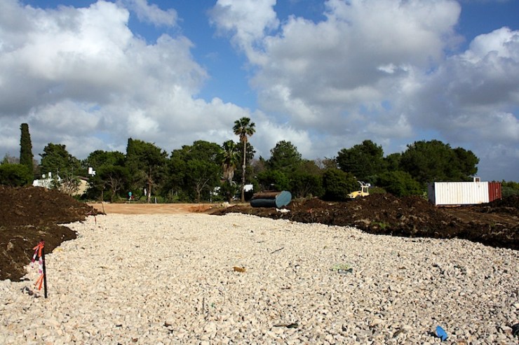 Nes Ammim breidt uit. Het dorp legt nieuwe wegen aan voor bouw van de huizen van de Israëli's die hier straks komen te wonen. Foto: Nes Ammim 