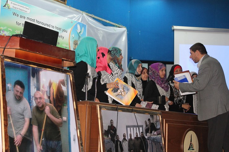 Studenten aan de Gaza al-Aqsa Universiteit tonen hun solidariteit met Palestijnse gevangevanen. Foto: Joe Catren, Flickr.