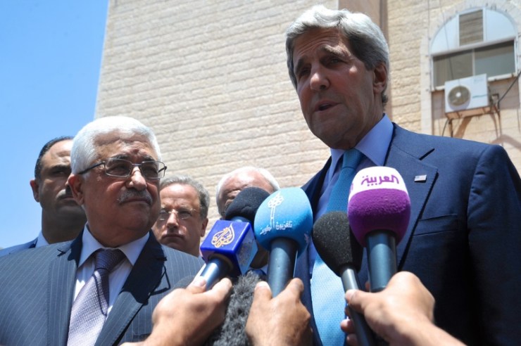 John Kerry (r.) en Mahmoud Abbas (l.) zondag in Ramallah. Foto: State Department.  
