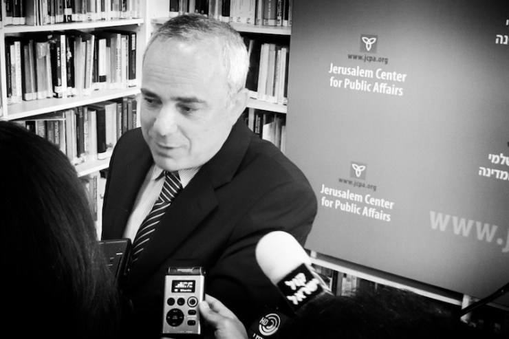 Minister Steinitz in gesprek met journalisten gisteren. Foto: © Alfred Muller. 