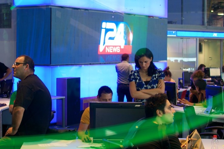 i24News.tv op het punt uitzendingen te beginnen. Foto: © Alfred Muller 