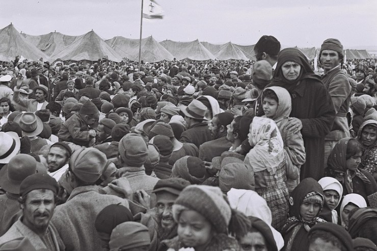 Twee jonge Jemenitische immigranten zien voor het eerst sneeuw in een opvangkamp in Rosh Ha'ayin in Israël. Aanvankelijk waren er in Israël te weinig huizen voor de Joodse vluchtelingen. Foto: GPO. 