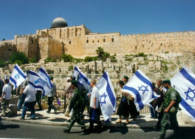Activisten wandelen met vlaggen langs de zuidzijde van de Tempelberg. Foto: © Alfred Muller  