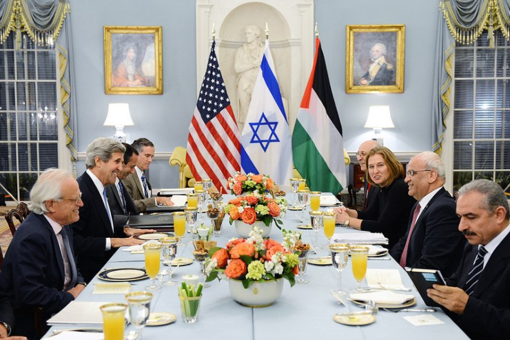 De Amerikaanse minister van Buitenlandse Zaken John Kerry ontving gisteren de Israëlische en Palestijnse delegaties bij een Iftar diner. Foto: State Department.