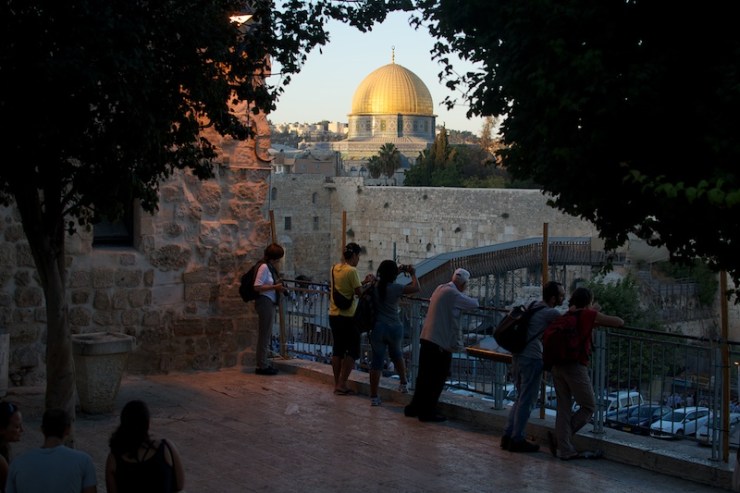 Toeristen kijken naar de Westelijke Muur en de Rotskoepel op het Tempelplein, gebieden waaruit Israel zich volgens BDS-activisten terug moet trekken. Foto: © Alfred Muller