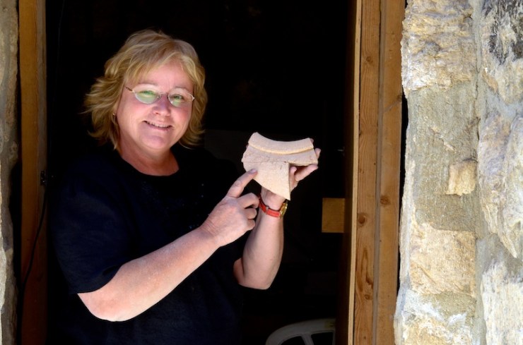 dr. Elat Mazaar toont de gevonden potscherf met inscriptie. Foto: Quria Tadmor, met dank aan dr. Eilat Mazar.)  