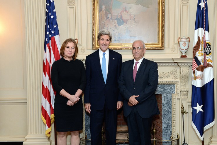 Israëls delegatiehoofd en minister van Justitie Tzipi Livni (l.), de Amerikaanse minister van Buitenlandse Zaken John Kerry (m.) en de leider van het Palestijnse onderhandelingsteam, Saeb Erekat (r.). Foto: State Department.