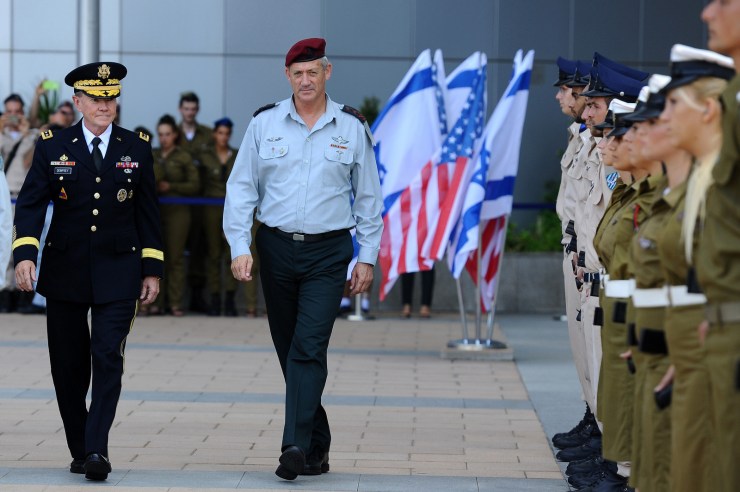 De Amerikaanse voorzitter van de chefs van staven, generaal Martin E.Dempsey, bij zijn bezoek aan Israël twee week geleden. Rechts van hem de Israëlische chefstaf luitenant-generaal  Benny Gantz. Foto: IDF.  