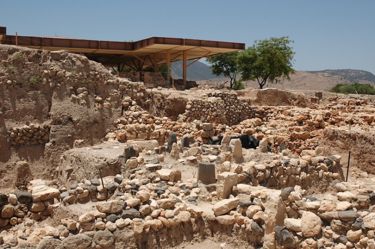 Opgravingen in Hazor. Onder het afdak op de achtergrond lag het paleis. Foto © Alfred Muller.