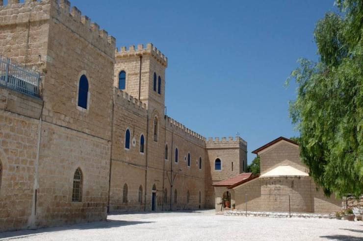 Het klooster van Bet Gemal, mets rechts daarvan de kerk. Foto: © Alfred Muller