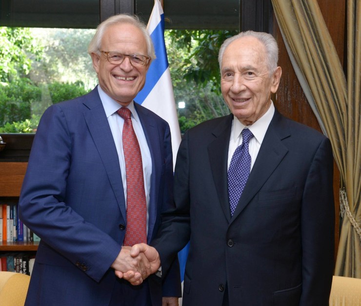 De Israëlische president Shimon Peres (r.) ontmoette deze week de Amerikaanse diplomaat Martin Indyk. Indyk is de Amerikaanse afgeznt bij de besprekingen. Peres zei: De steun van de VS aan de vredesbesprekingen is cruciaal om langdurige resultaten tussen de twee zijden te behalen." Foto: GPO via het kantoor van de president.