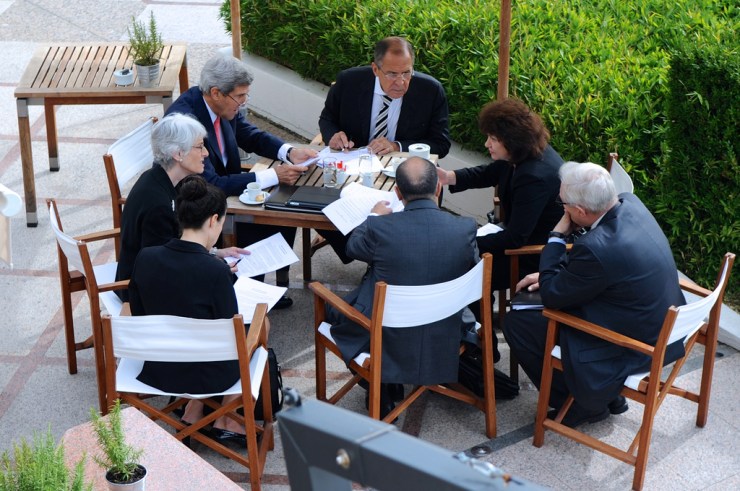 De Amerikaanse minister van Buitenlandse Zaken John Kerry en zijn Russische ambtgenoot Sergey Lavrov en hun stafleden praten in Genève over de deal waarbij Syrië zijn chemische wapens invert. Foto: Flickr/ State Department photo.
