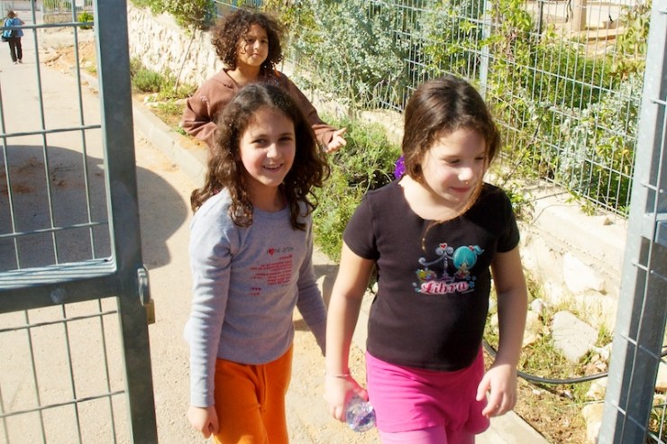 Leerlingen op weg naar de Hand-in-Hand school in Galilea. Foto: © Alfred Muller