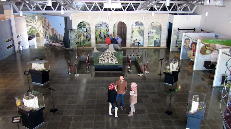 Aspirant kopers bezoeken het verkoopcentrum van Rawabi. Foto: © Alfred Muller