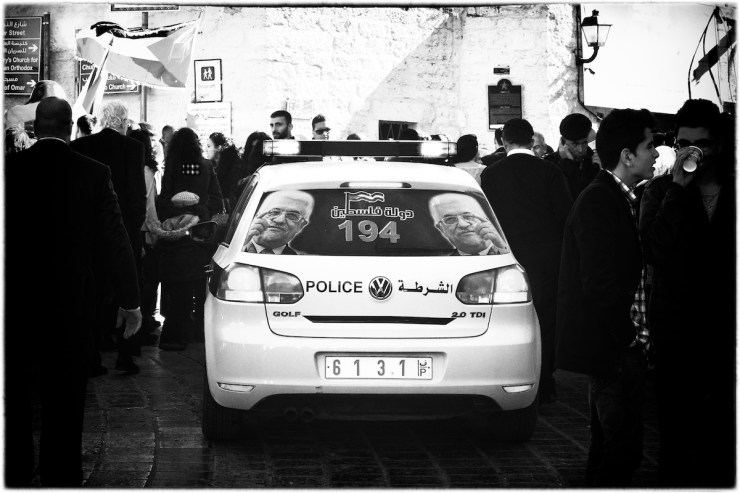 Een politieauto in Bethlehem met de afbeelding van de Palestijnse president Abbas. Foto: © Alfred Muller