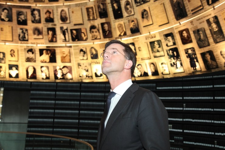 Premier Rutte bekijkt foto's van Holocaustslacht offers.