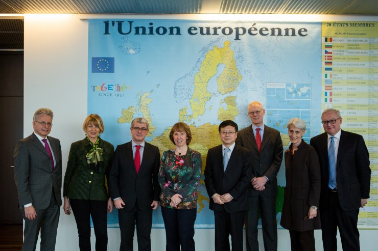 Een groepsfoto na het gesprek van Iran met de E3+3 (Frankrijk, Duitsland, Verenigd Koninkrijk), China, Rusland en de VS. Van links naar rechts: Hans-Dieter Lucas(Duitsland), Helga Schmid(EU), Jacques Audibert (Frankrijk), Catherine Ashton (De Hoge Vertegenwoordiger van de Unie voor buitenlandse zaken en veiligheidsbeleid ), Pang Sin(China), Simon Gass (VK), Wendy Sherman(VS), Sergey Ryabkov(Rusland). Foto: EU/AFP/Pierre Albouy op Flickr, CC. 