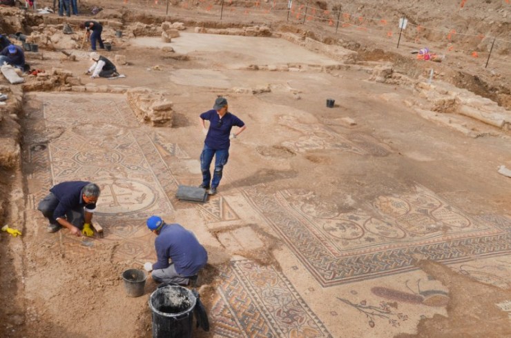 Archeologen hebben bij mosjav Aluma, in het zuiden van Israël, een 1500 jaar oude Byzantijnse kerk met fraaie mozaïeken ontdekt. Foto: Israëlische Oudheidkundige Dienst