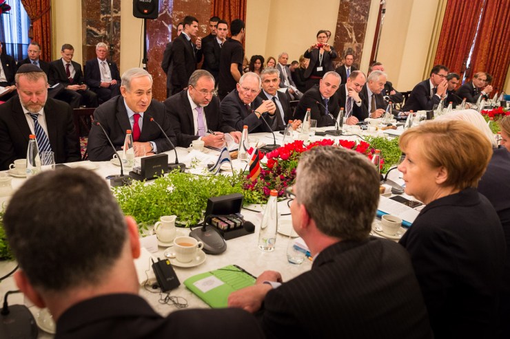 Israëlische en Duitse ministers in gesprek. 