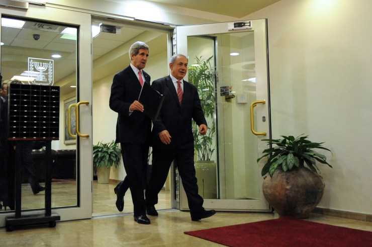 De Amerikaanse minister van Buitenlandse Zaken John Kerry (l.) ontmoet premier Benjamin Netanyahu van Israël tijdens een van zijn bezoeken. Foto: State Department, Flickr cc. 
