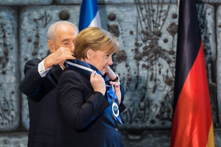 President Shimon Peres gaf Merkel 'de medaille van onderscheid', de hoogste onderscheiding die de staat Israël toekent, voor haar inzet tegen antisemitisme.  