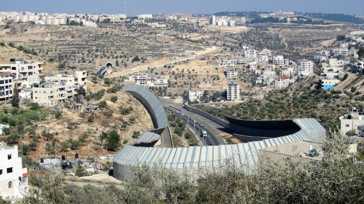 BEIT JALA - De autoweg die Jeruzalem (op de achtergrond) met nederzettingen verbindt. Foto: © Alfred Muller.