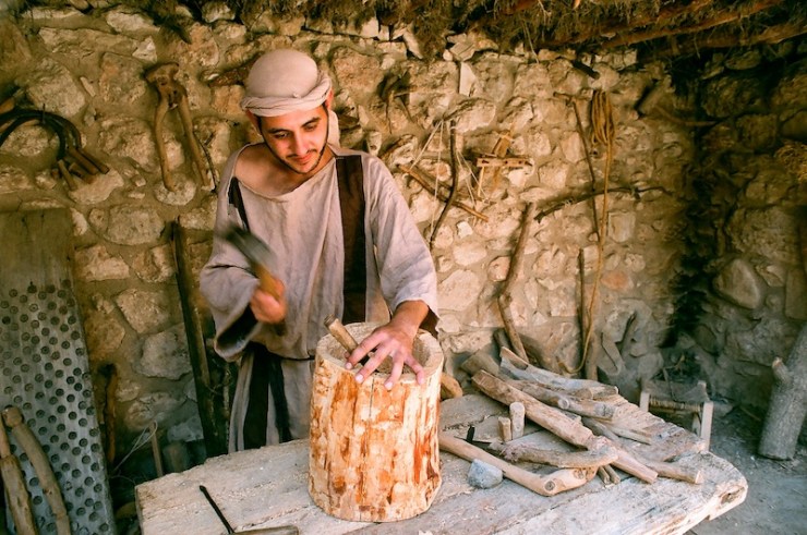 De timmerman aan het werk in Nazaret Village. Foto: © Alfred muller