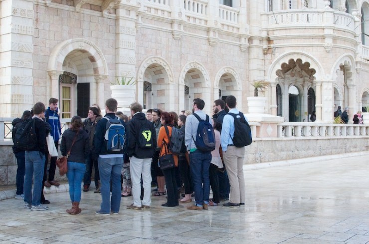 Jonge evangelicalen  voor het Intercontinental Hotel in Bethlehem waar de Christ at the Checkpoint 2014 werd gehouden. Foto: © Alfred Muller