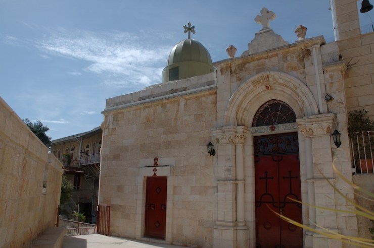 Het klooster met rechts de kapel die is aangelegd in de grot waar volgens de traditie de apostelen zich verborgen. 