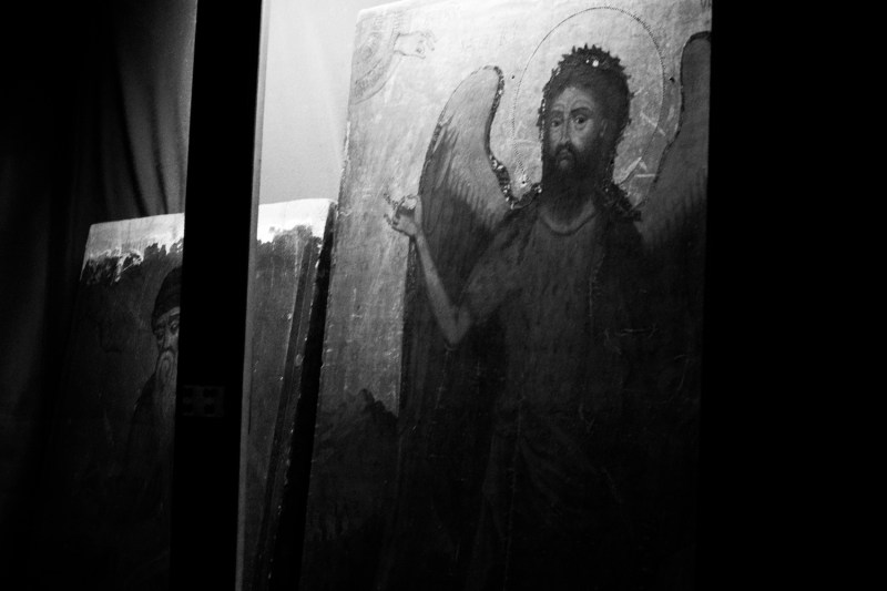 In het monumentale bouwwerk zijn tal van iconen en fresco's te zien.