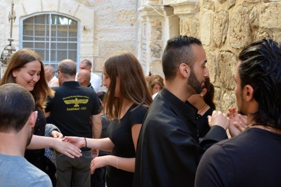 Jongeren wachten tot de processie start. Foto: © Alfred Muller