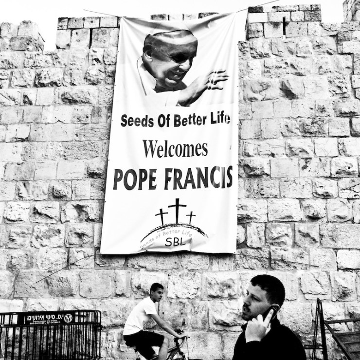 Jeruzalem verwelkomt paus Franciscus. Foto: © Alfred Muller