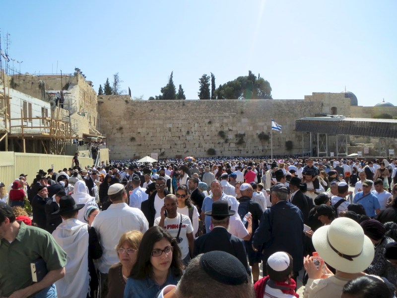 Een grote menigte wil de zegen niet missen. 