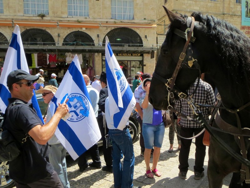 De ultrarechtse groep Getrouwen van de Tempelberg met vlaggen. 