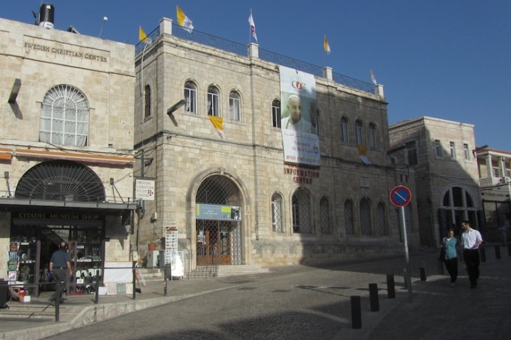 Een portret van paus Franciscus op het christelijk informatiecentrum in de Oude Stad van Jeruzalem. Foto: © Alfred Muller
