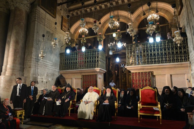 Paus Franciscus en de oecumenische patriarch Bartholomeüs in de Heilige Grafkerk. Foto: GPO. 